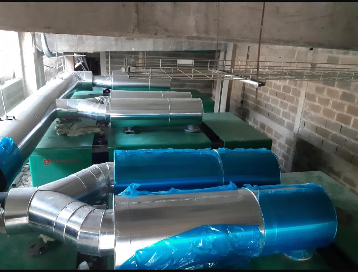 Suministro e instalación de ductos y tuberías de escape